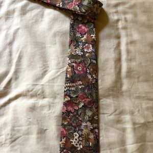Men’s floral necktie